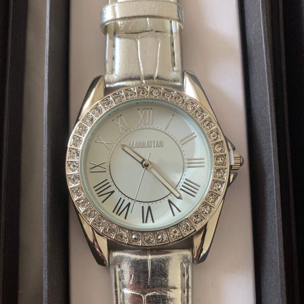 NWT Manhattan by Crotan Ladies Quartz Watch, Leather Band w/stopper, Silver
